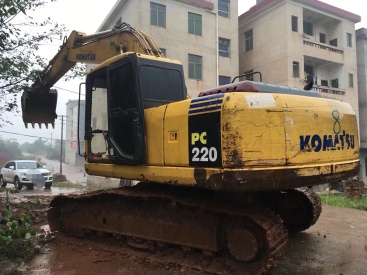 江西上饶市35万元出售小松PC220挖掘机