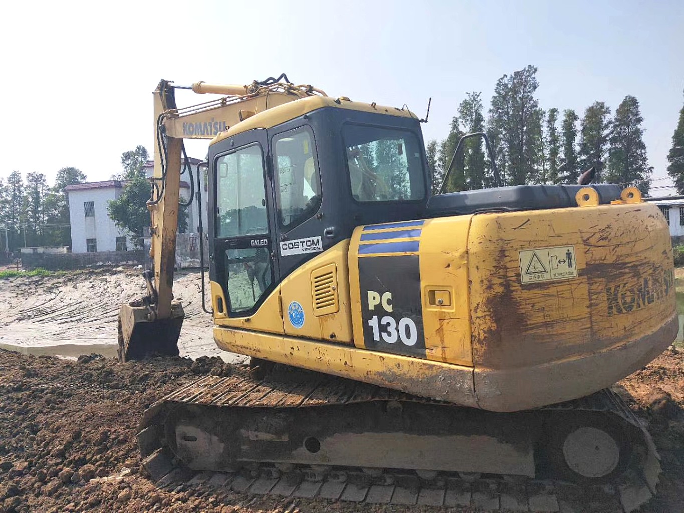 江苏苏州市25万元出售小松PC130挖掘机