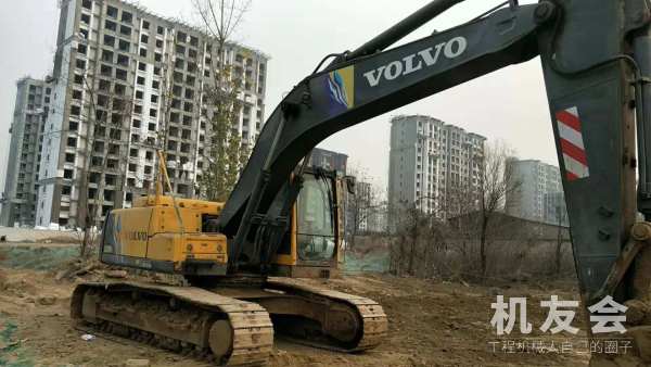 上海23万元出售沃尔沃EC210挖掘机