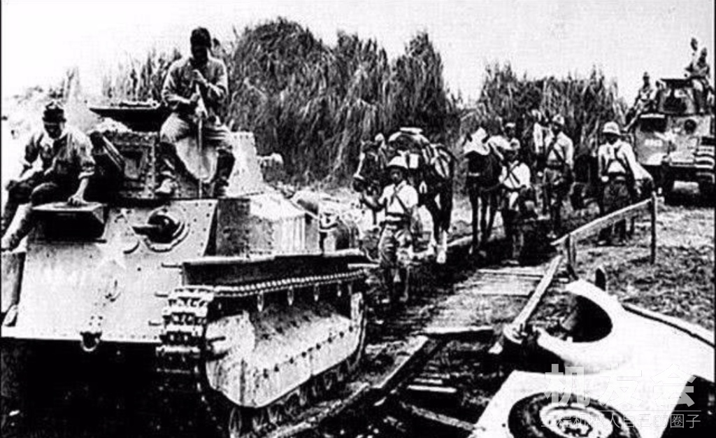 700辆坦克对轰 推土机开路推倒一切：200多辆坦克燃起大火