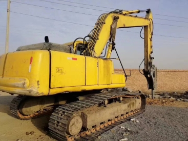 新疆哈密地区13万元出售小松PC200挖掘机