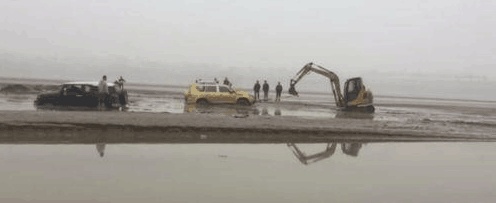 一男子黄河滩试新车被困 三辆挖掘机、多辆越野出动救援
