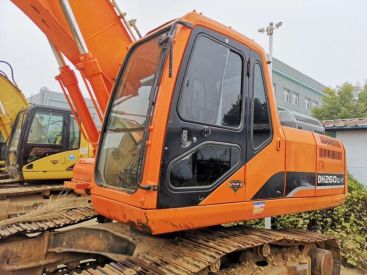 四川成都市45万元出售斗山DH215挖掘机