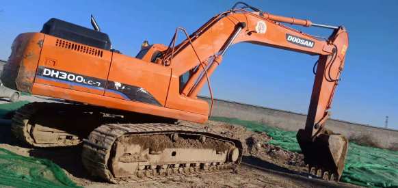 北京36万元出售斗山DH300挖掘机