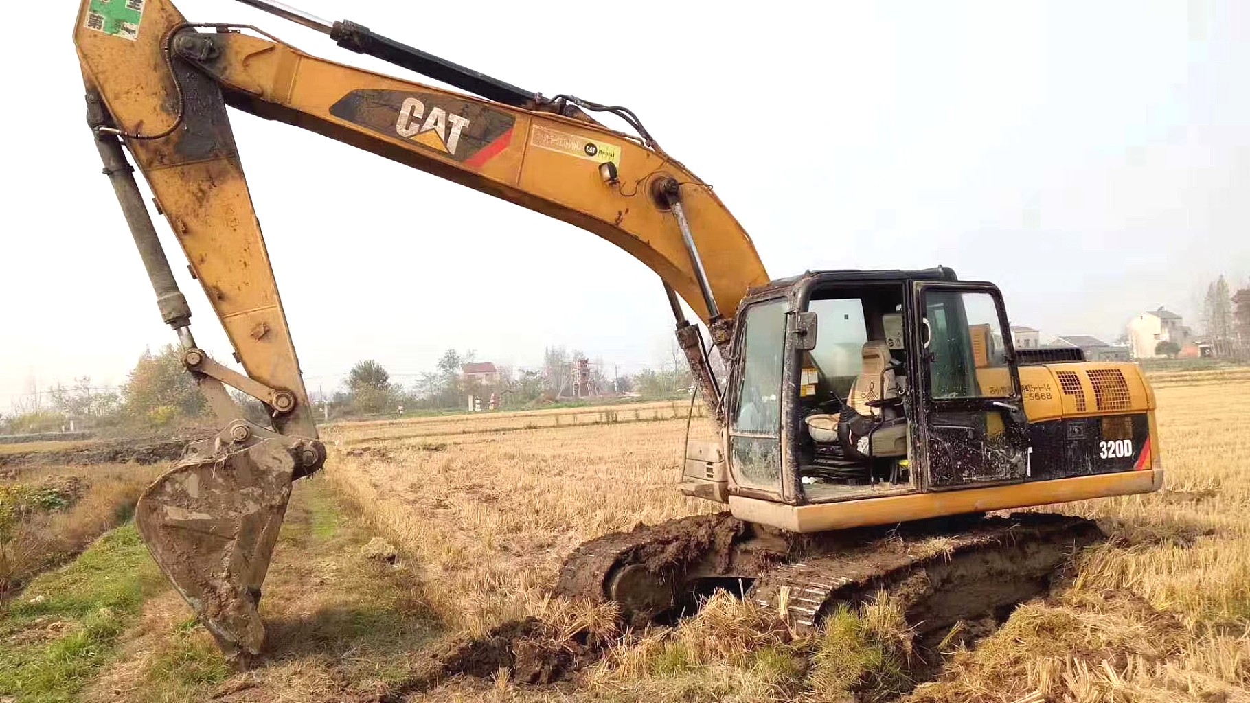 内蒙古鄂尔多斯市38万元出售卡特彼勒320挖掘机