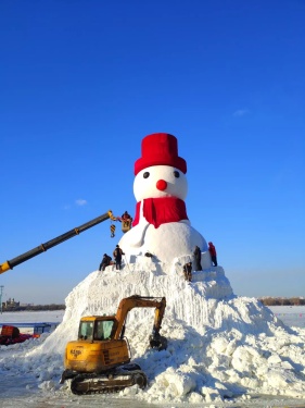 屌爆了，用吊车和挖机堆雪人？东北人真会玩！