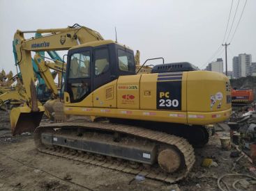 江苏苏州市26万元出售小松PC220挖掘机
