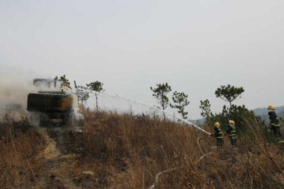 挖掘机着火，罗田消防救援中队火速驰援