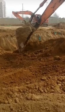 徒弟工地实习直接开大挖掘机