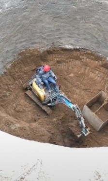 小挖掘机在直径5米的井里作业