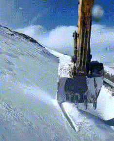 开挖掘机开上雪山，大家猜猜这是在干什么？