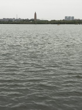 湖水荡漾心旷神怡