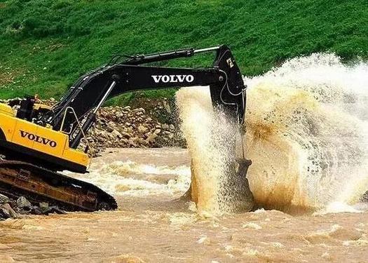 挖掘机在雨中工作需要注意什么呢？