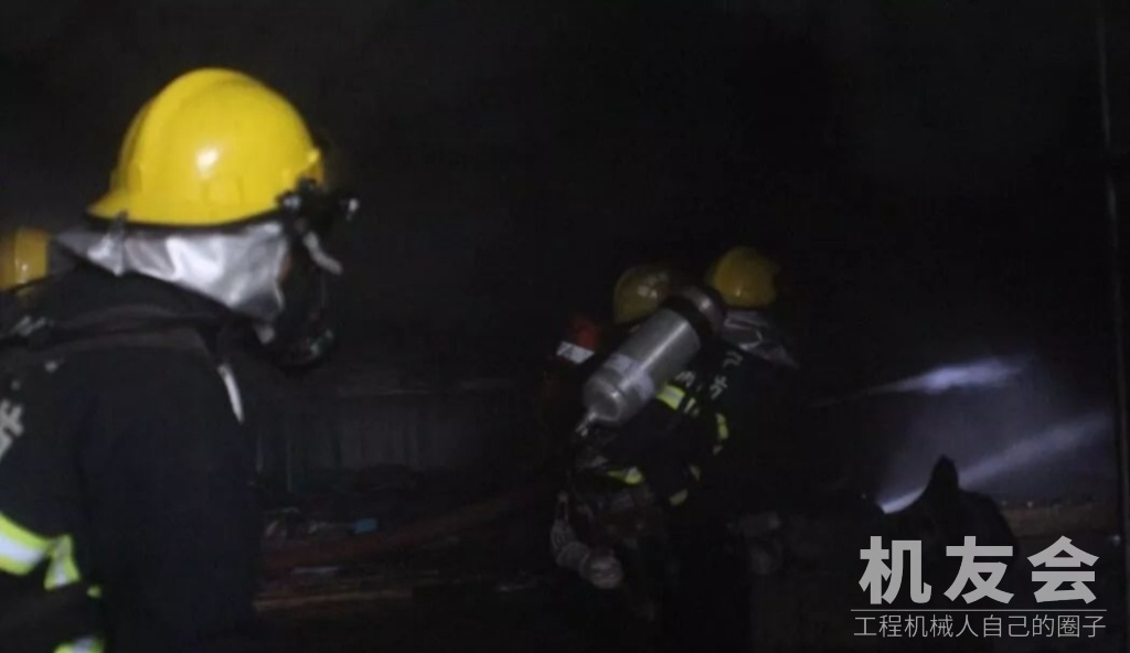 普寧一樓房突發大火有人被困，消防用挖掘機破牆救人滅火