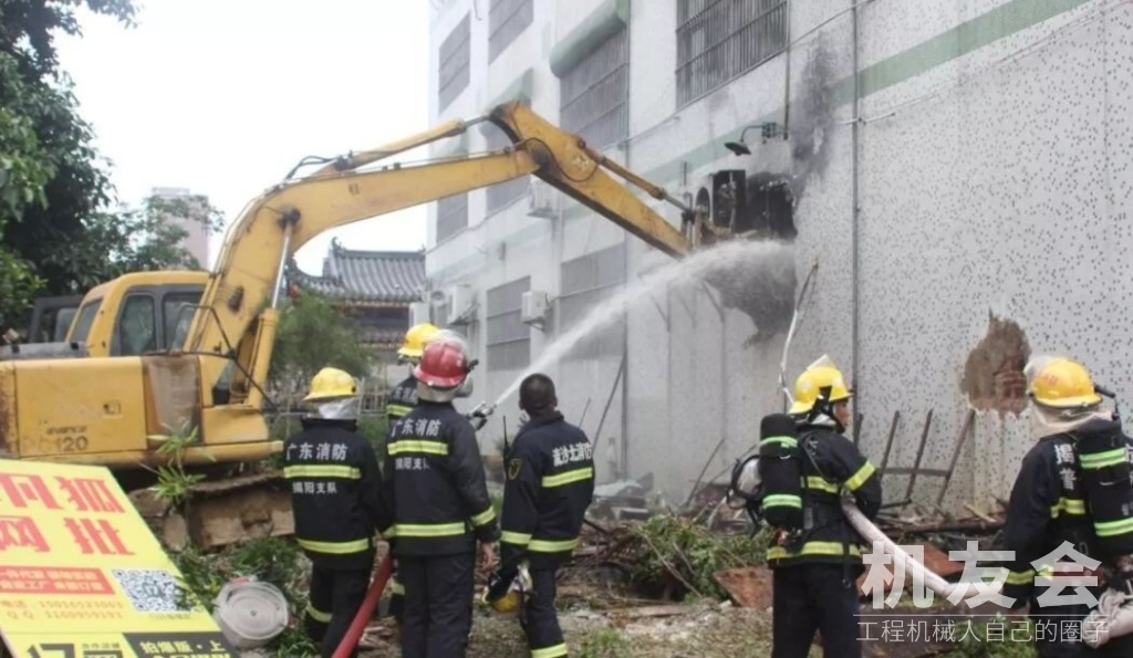 普宁一楼房突发大火有人被困，消防用挖掘机破墙救人灭火