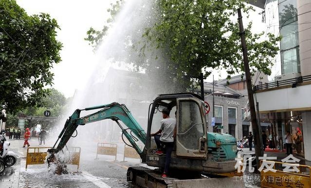震撼！杭州某街道水管被挖掘机捅破 水柱达10多米