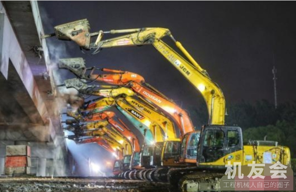 50台挖掘机豪雨中“穿针引线”截断京沪高速