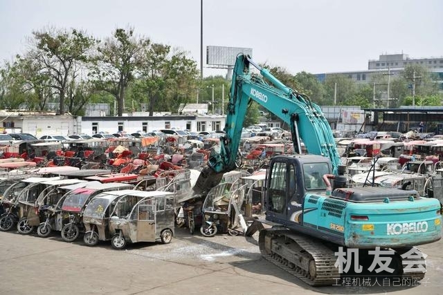痛快！在北京大興，上千輛“黑摩的”被挖掘機集中銷毀