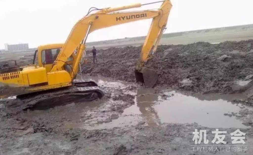 20年老司机经验：安全第一，挖机在泥水中怎么作业？