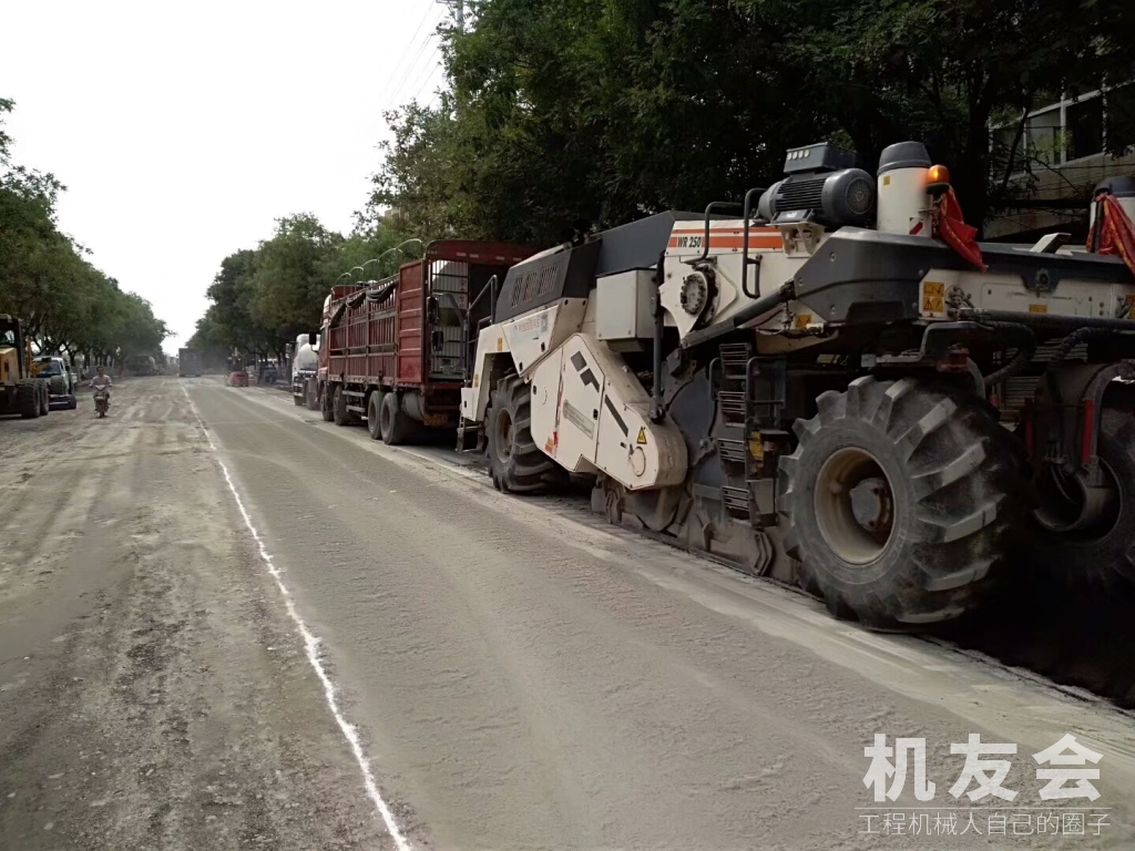 陝西利維富平縣車站大街泡沫瀝青施工現場，每平方均勻撒布車5公斤水泥