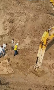 三台挖掘机联合传递施工十几米深，挖呀挖，找到一块好石头