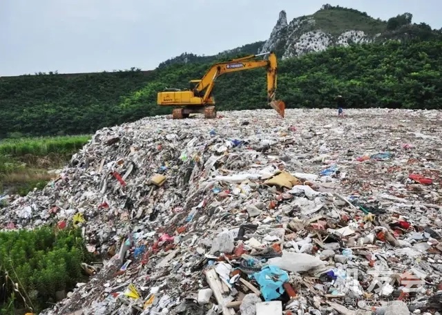 4人在上海倾倒未分拣垃圾上百车，付400万修复环境
