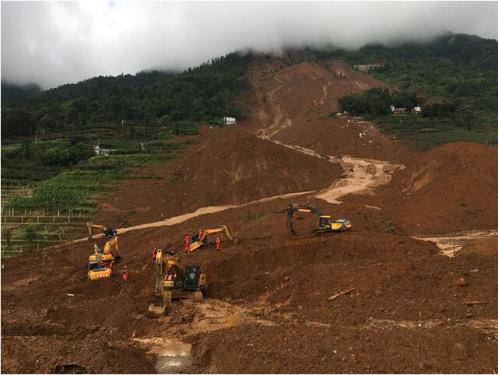 贵州水城山体滑坡持续救援 多辆挖掘机进场