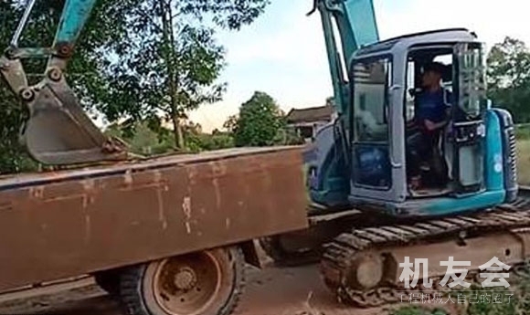 越南挖掘機司機展絕技將挖掘機裝載到卡車上