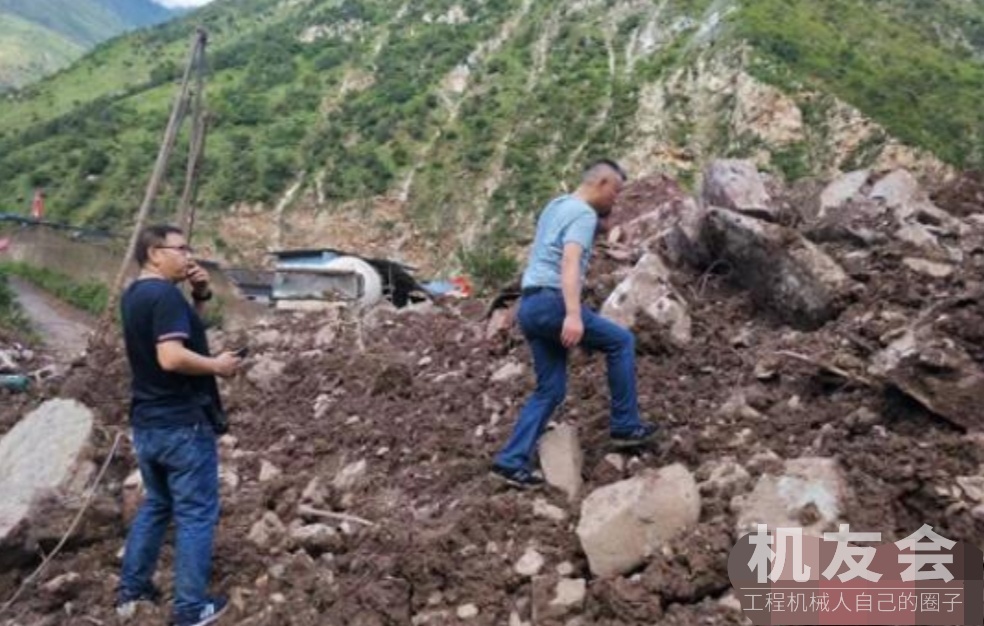 四川甘洛埃岱村山體垮塌:挖掘機進入展開挖掘清理