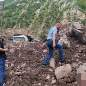 四川甘洛埃岱村山体垮塌:挖掘机进入展开挖掘清理