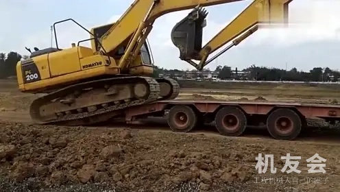 挖掘机如何上下板车？