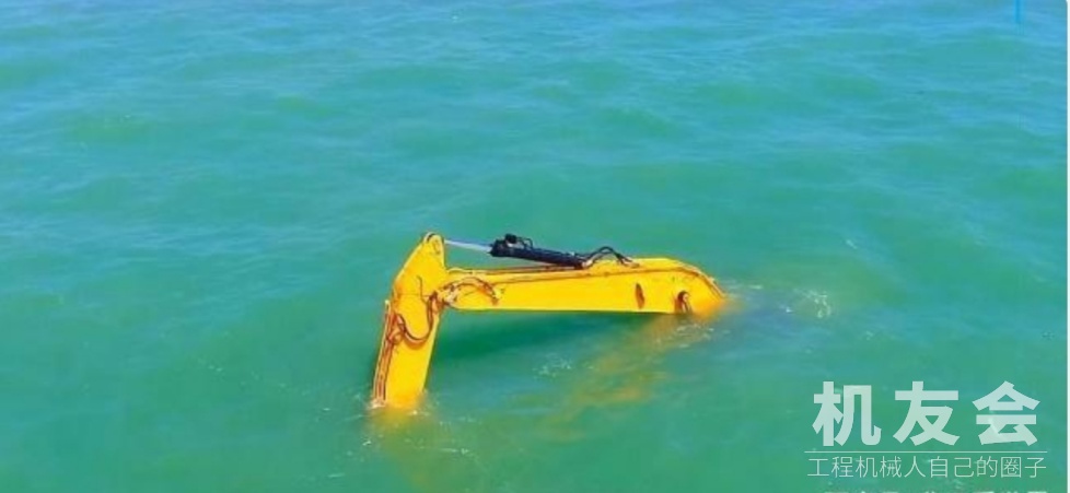 在水里工作的挖掘机你见过吗？直接开到海里，还真是第一次见到！
