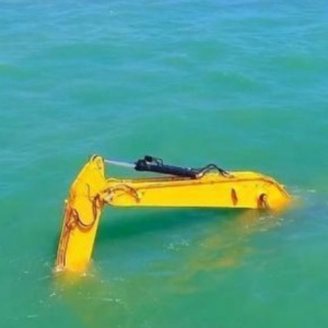 在水里工作的挖掘机你见过吗？直接开到海里，还真是第一次见到！