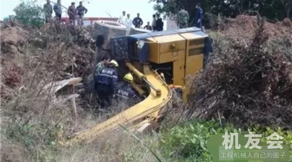 挖掘機側翻事故常見問題的正確處理方法