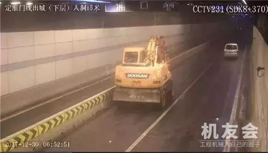 老司機就敢開著挖機上公路！不要太高興了！