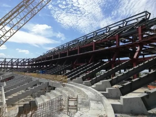 浦东足球场建设进度：今年十月预制看台板吊装