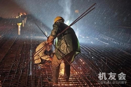 雨天也不停工？這幾招教你的吊車如何應對雷雨天氣