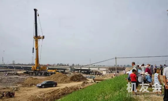 350噸“大吊”彌河裏撈起挖掘機，實拍視頻來了！