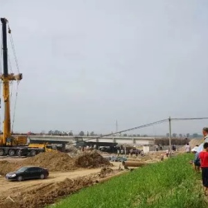 350吨“大吊”弥河里捞起挖掘机，实拍视频来了！