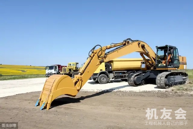 開挖機上板車，老司機居然也害怕？這里有不傳之秘