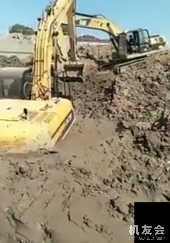 挖机陷在烂泥里，应该如何自救？