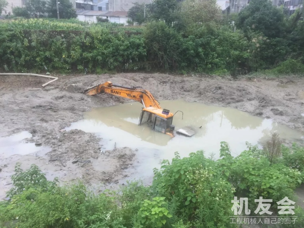 最崩溃的挖机，陷在稀泥里无法自拔！还丢了工程...