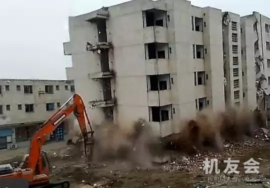 驚險！挖機拆樓倒塌，生死一瞬！