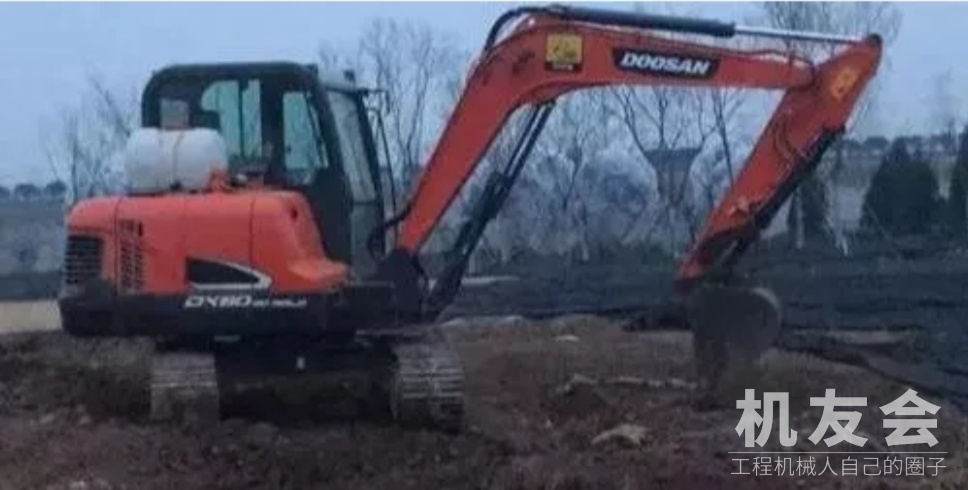 环保太严了，挖掘机被迫背上水桶干活
