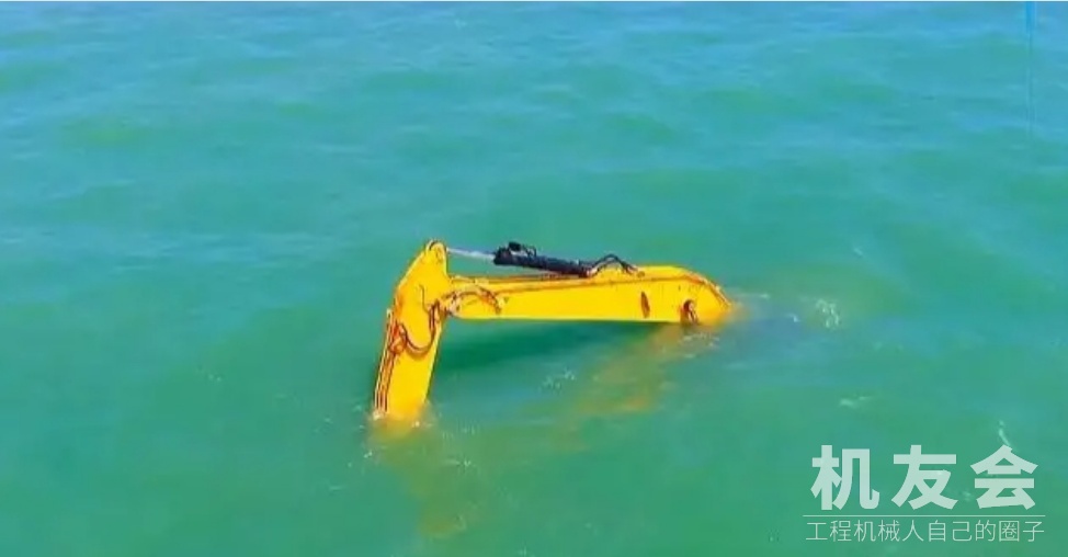 挖掘机怎么跑到海里的？还可以在水下工作