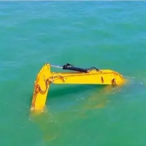 挖掘机怎么跑到海里的？还可以在水下工作