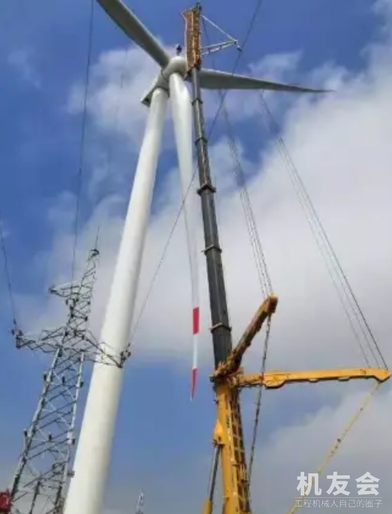 风电安装全靠“巨无霸”，几十吨重风机轻松被吊起上百米