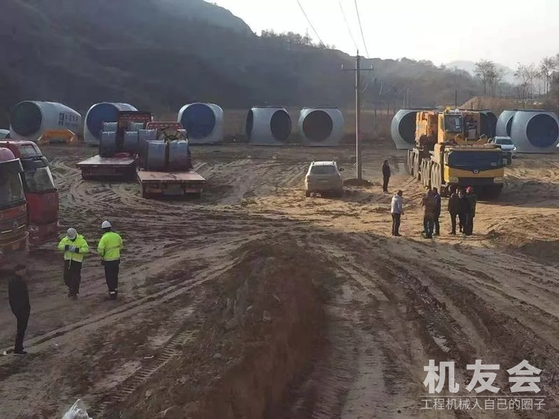 两台徐工1600吨相遇，霸气！想去给它们当个副吊......