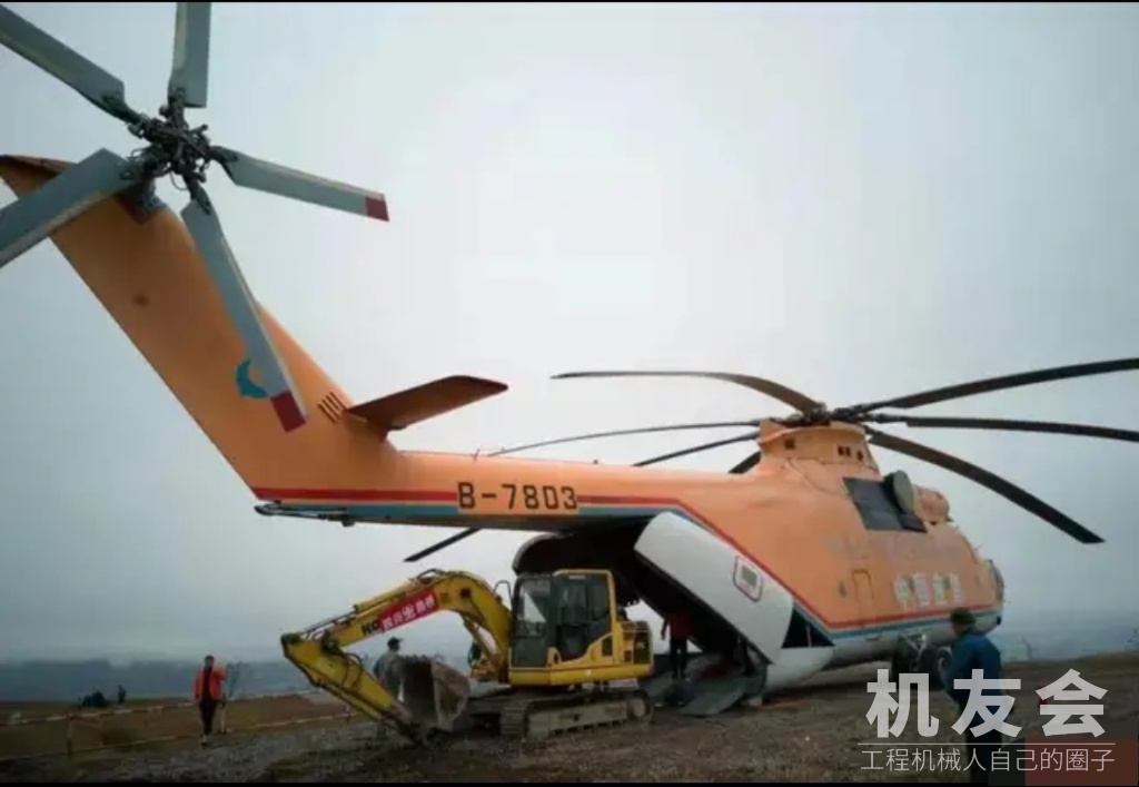 四川凉山最后的“无公路村”修路，动用世界最大直升机空运挖掘机
