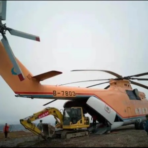 四川凉山最后的“无公路村”修路，动用世界最大直升机空运挖掘机